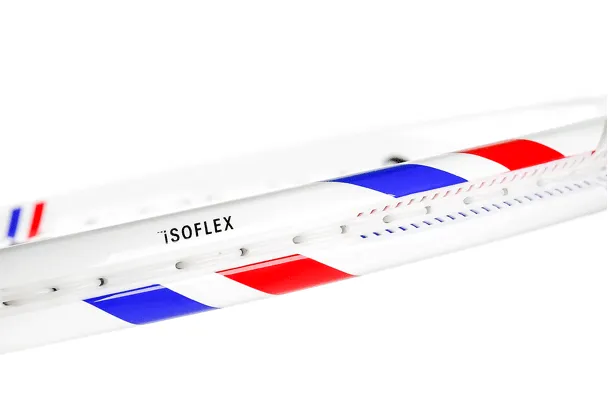 Nahaufnahme eines weißen Tennisschlägerrahmens mit diagonalen roten und blauen Streifen sowie dem Aufdruck „Isoflex“ auf der Seite.
