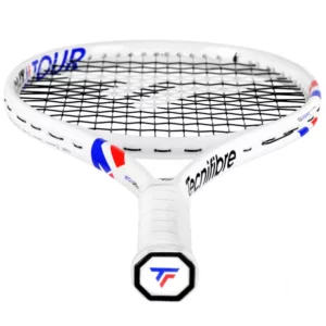 Weißer Tennisschläger in Nahaufnahme, mit schwarzer Besaitung, mehrfarbigen roten und blauen Akzenten am Rahmen sowie dem Tecnifibre-Logo am Griffende.