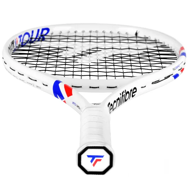 Weißer Tennisschläger in Nahaufnahme, mit schwarzer Besaitung, mehrfarbigen roten und blauen Akzenten am Rahmen sowie dem Tecnifibre-Logo am Griffende.